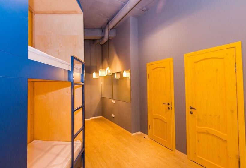 Кровать в Общей Комнате, Inwood Hostel