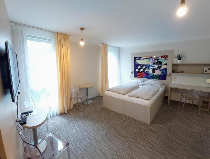اتاق استاندارد با تخت بزرگ برای معلولان, Smarthotel Nezvalova Archa