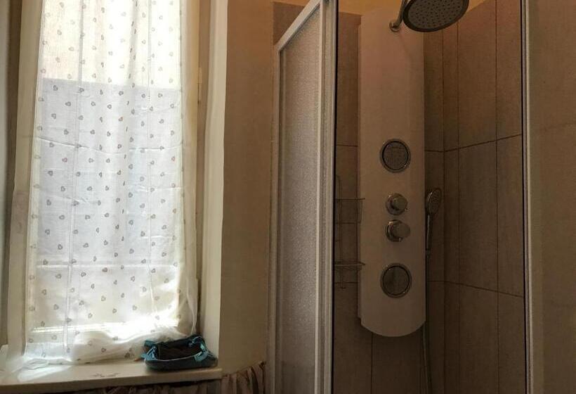 اتاق استاندارد چهارنفره با سرویس بهداشتی مشترک, B&b Piazza Della Vittoria