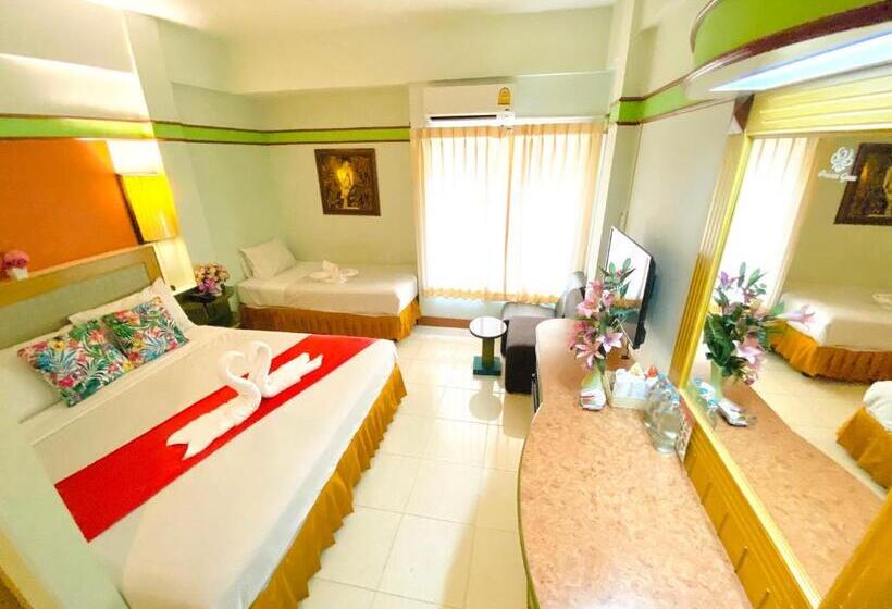 디럭스 트리플 룸, Polkadot Hostel