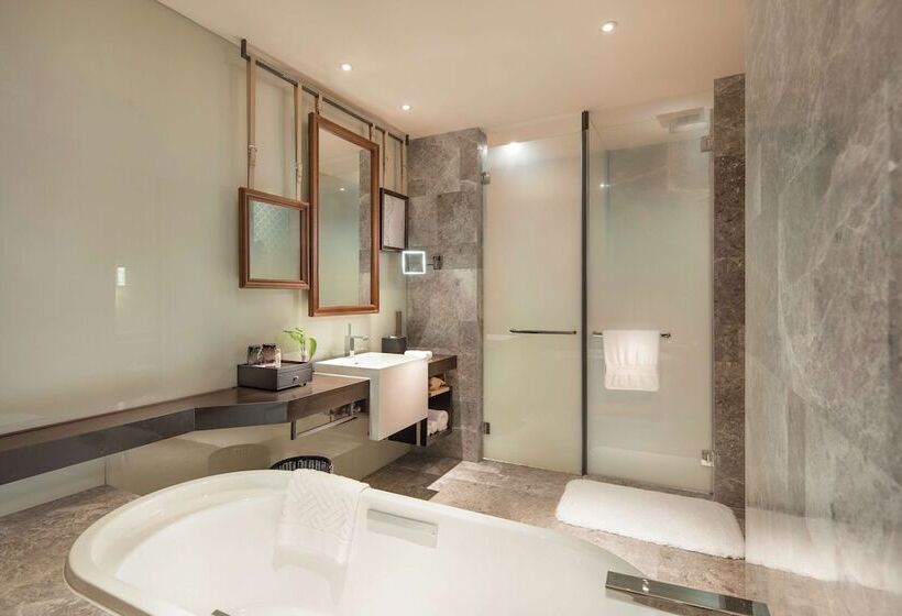 Номер Executive, Hilton Dalian Golden Pebble Beach Resort