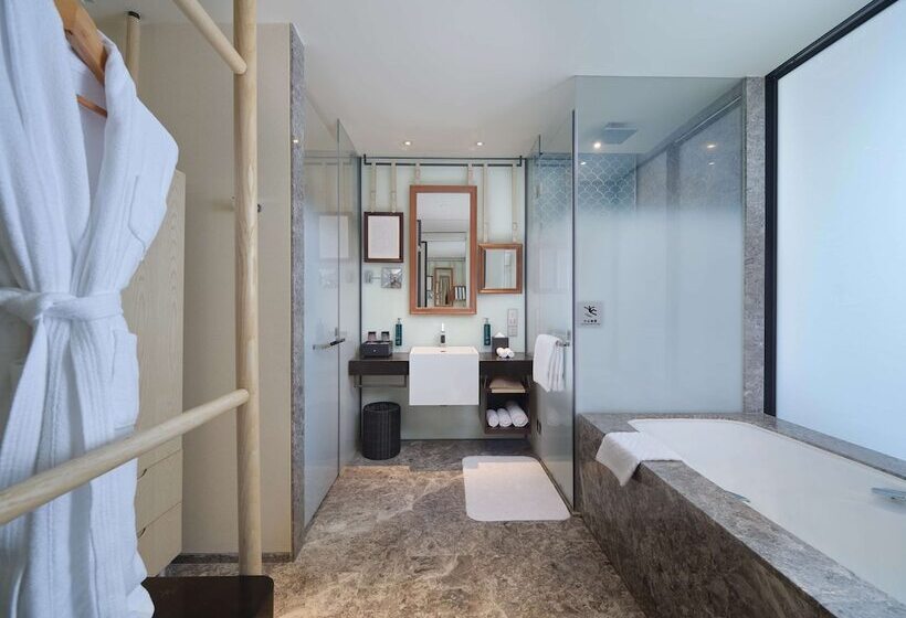 Номер Deluxe Вид на Море, Hilton Dalian Golden Pebble Beach Resort