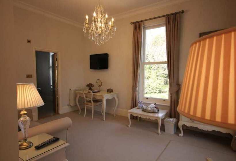 سوییت با چشم‌انداز دریا, La Haule Manor