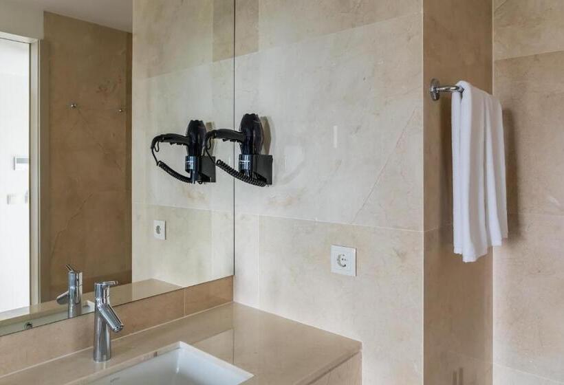 Quarto Familiar, Oporto Airport & Business