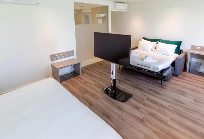 Quarto Familiar, Oporto Airport & Business