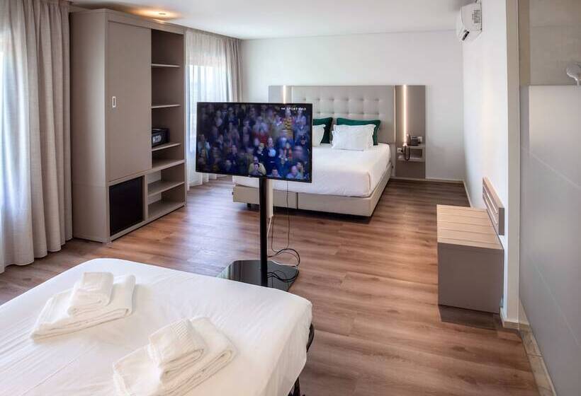 Quarto Familiar, Oporto Airport & Business