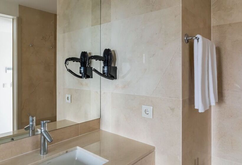 Quarto Familiar, Oporto Airport & Business
