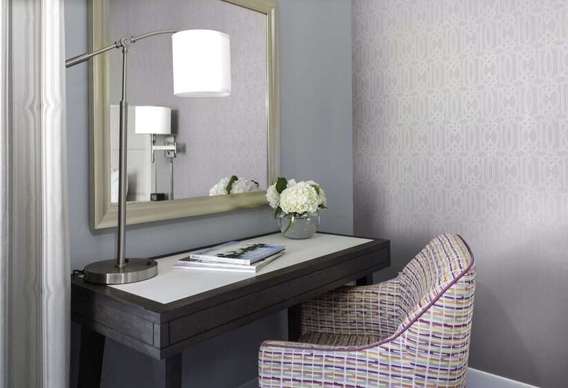 Chambre Standard Lit Double Adaptée aux Personnes à Mobilité Réduite, Continental Miami Beach, Tapestry Collection By Hilton