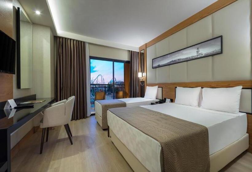 Трехместный Номер Стандарт Вид на Бассейн, Aydinbey Queen S Palace & Spa   Ultra All Inclusive
