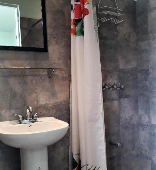اتاق استاندارد یک نفره, Miller's Guest House