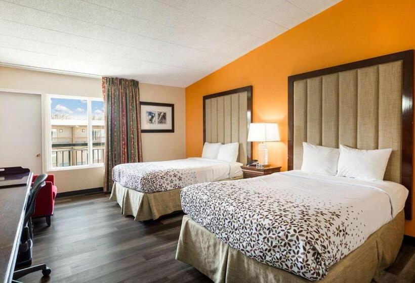 디럭스 룸, Fairmount Inn & Suites   Stroudsburg, Poconos