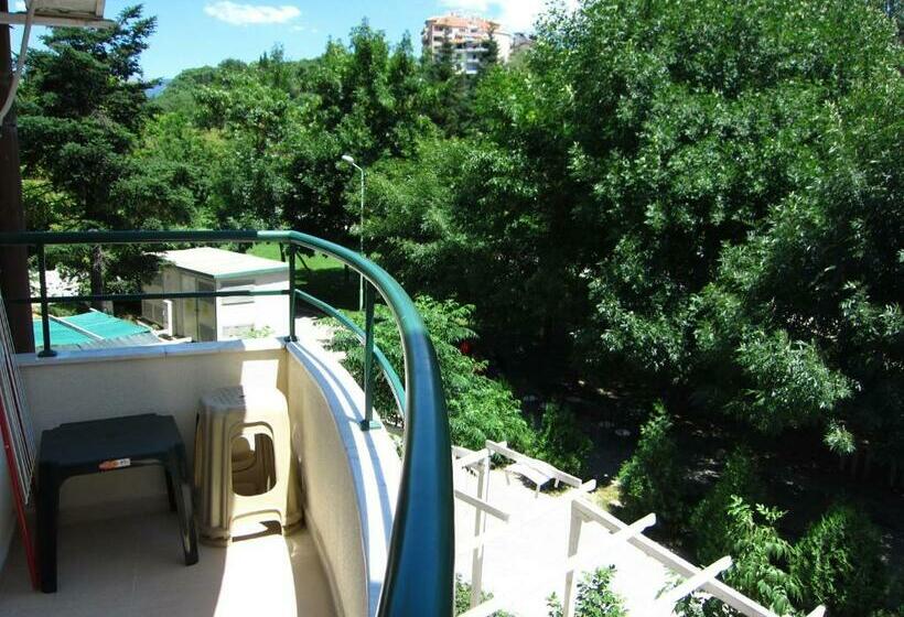 Quarto Triplo Estandar com Sacada, Family Hotel Bistritsa