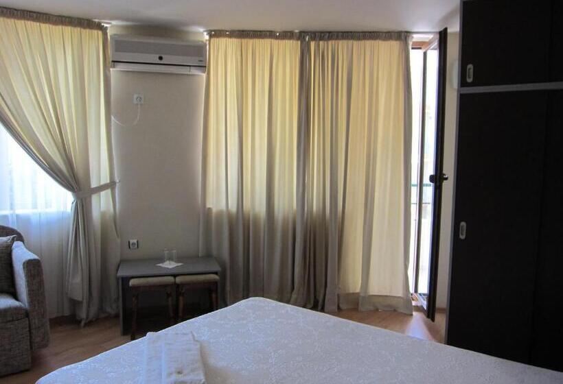 Quarto Triplo Estandar com Sacada, Family Hotel Bistritsa