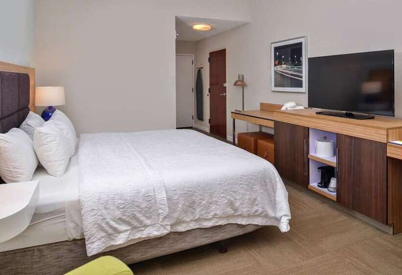 장애인을 위한 킹사이즈 침대 스탠다드 룸, Hampton Inn Acworth