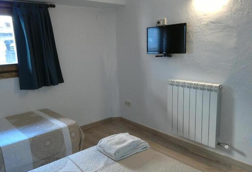Habitació Triple Estàndard, Pensió I Apartaments La Bordeta