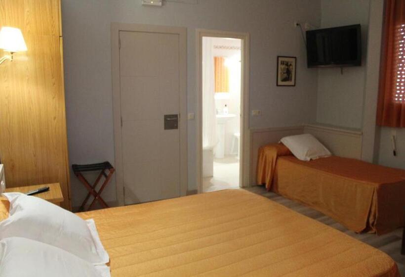 Номер Стандарт Трехместный, Hostal Montserrat