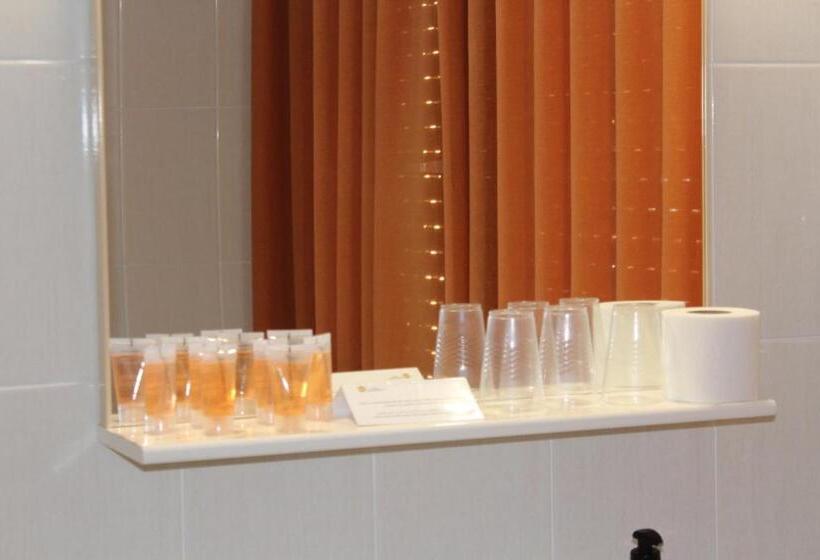 スタンダードトリプルルーム, Hostal Montserrat