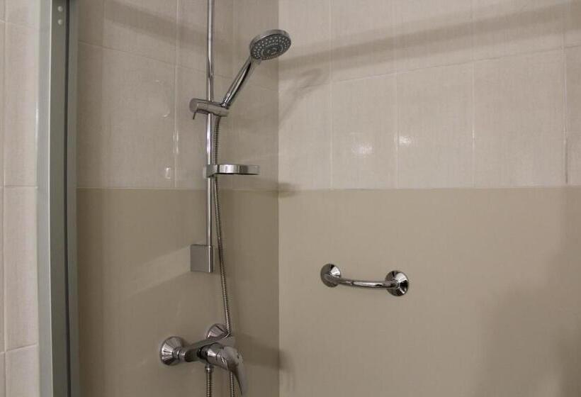 Номер Стандарт Трехместный, Hostal Montserrat