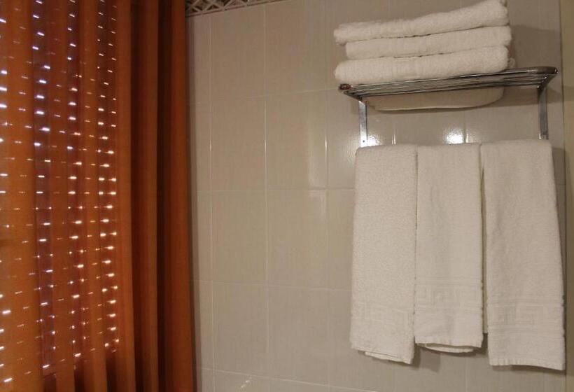 Номер Стандарт Трехместный, Hostal Montserrat