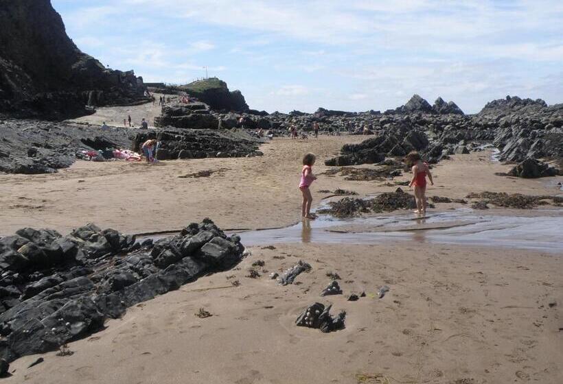 Семейный Номер, Hartland Quay