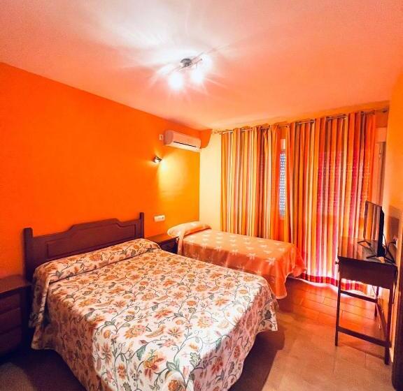 Номер Стандарт Трехместный, Hostal Muriel