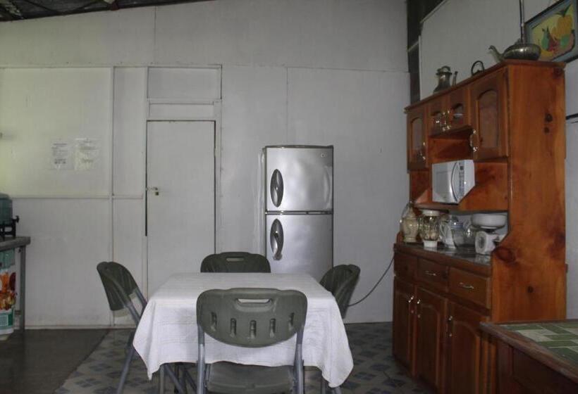 Номер Economy, Mirians Place Drake