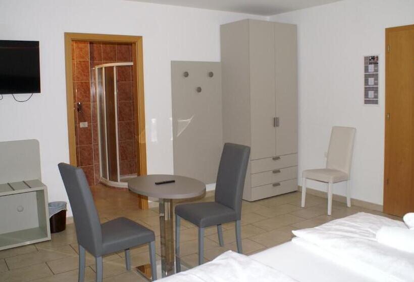 Трехместный Номер Стандарт с Балконом, B&b Maya