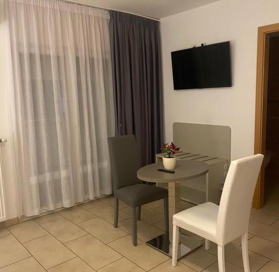 Четырехместный Номер Стандарт с Балконом, B&b Maya