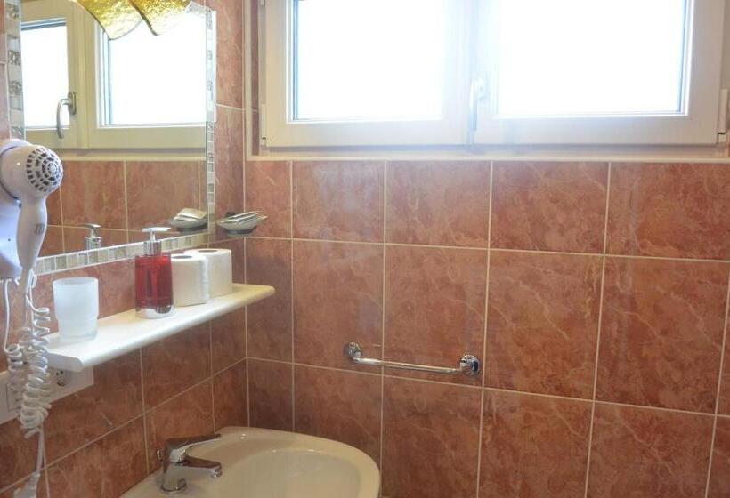 Трехместный Номер Стандарт с Балконом, B&b Maya