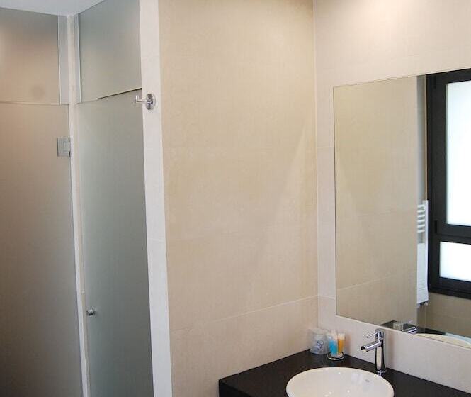 Четырехместный Номер Классик, Hostal Tres Campanas