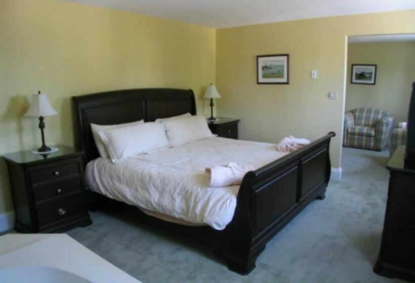 מיטת קינג בסוויטה, Shining Waters Country Inn