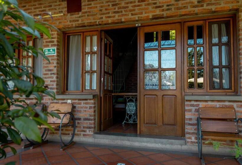 패밀리 방갈로, Hostal Canela
