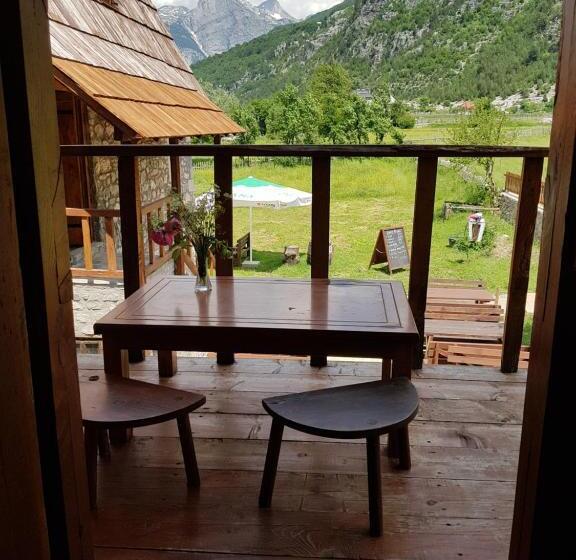 Quarto Triplo Estandar, Shpella Guesthouse Theth