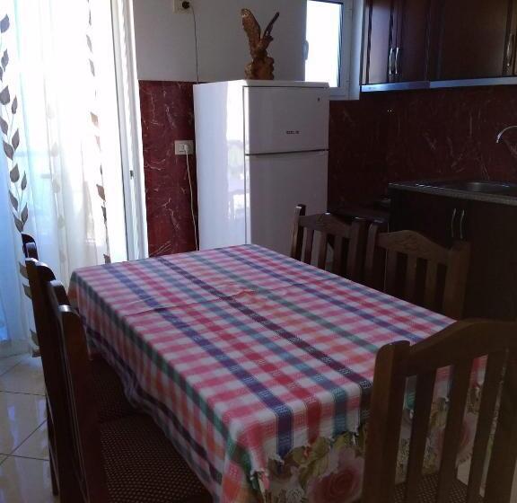 דירת שני חדרים, Vila Ester