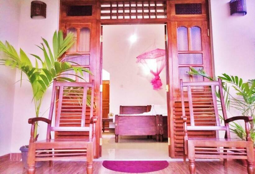 اتاق لوکس با بالکن, Sunny Side Villa