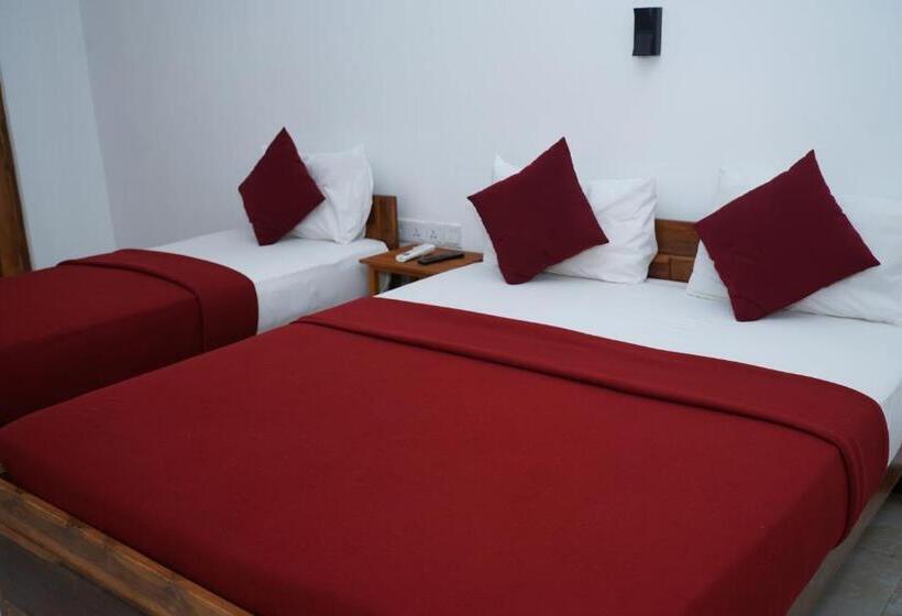 Трехместный Номер Deluxe, Theevanni Resort