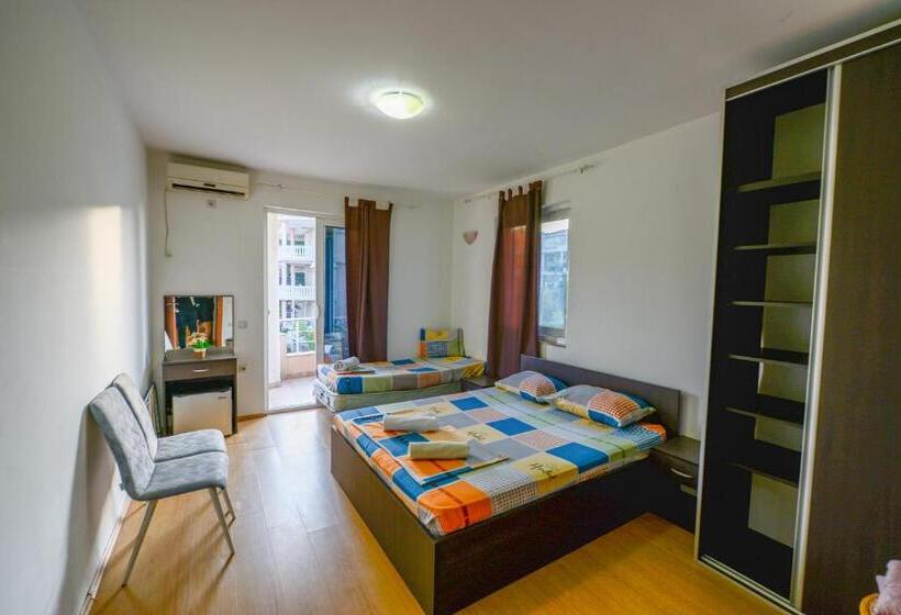 اتاق راحتی سه تخته, Rexha Apartments