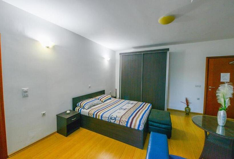 اتاق لوکس با بالکن, Rexha Apartments