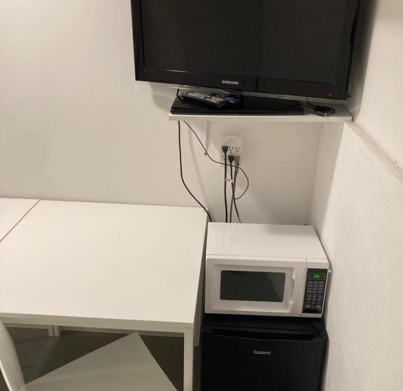 Standard room with outdoor bath, Modern Guesthouse Ironbound Newark With Kitchen Fasttraintonyc Onestoptoairport
