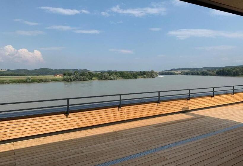 Люкс с Террасой, Donau Lodge