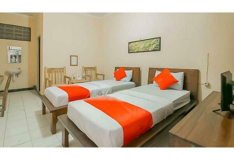 Номер Deluxe, Reddoorz @ Pantai Pelabuhan Ratu 2
