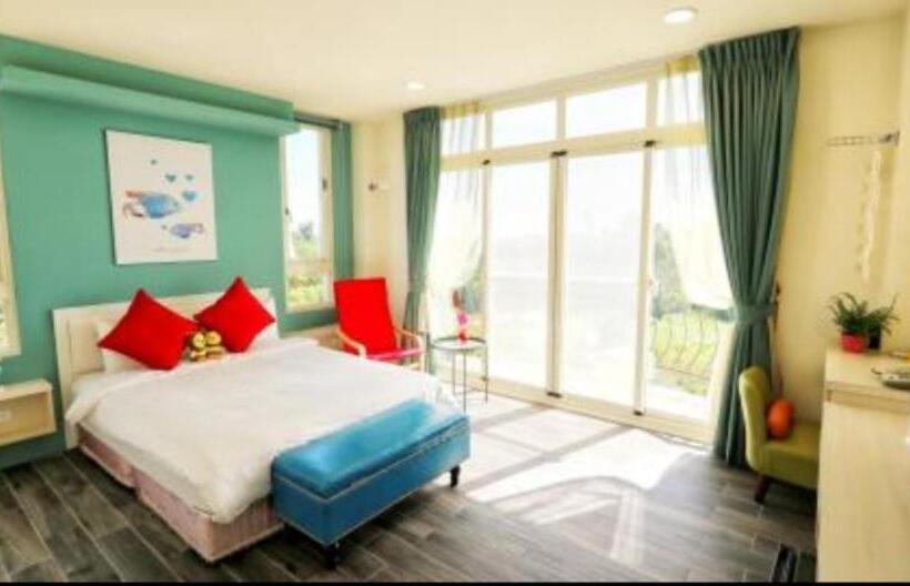 اتاق لوکس با بالکن و چشم‌انداز دریا, Full Moon Resort