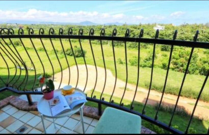 اتاق لوکس با بالکن و چشم‌انداز دریا, Full Moon Resort