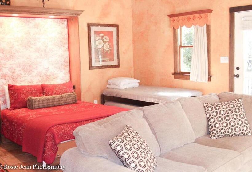 Семейный Номер Вид на Сад, Flowertown Bed And Breakfast
