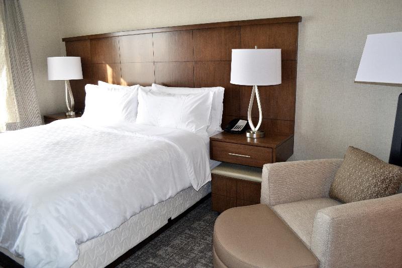 キングサイズベッドのスイートルーム, Staybridge Suites   Red Deer North, An Ihg