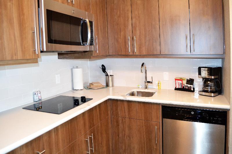 キングサイズベッドのスイートルーム, Staybridge Suites   Red Deer North, An Ihg
