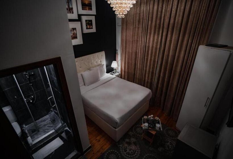 اتاق لوکس با بالکن, The Square Boutique