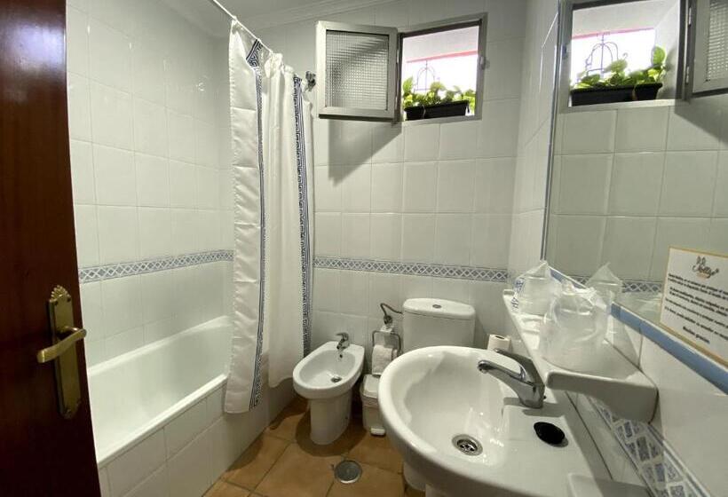 Номер Стандарт Трехместный, Hostal Mellizo
