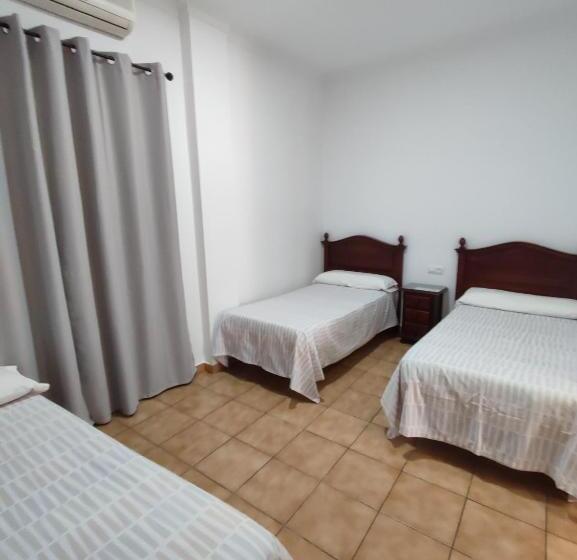 Номер Стандарт Трехместный, Hostal Mellizo