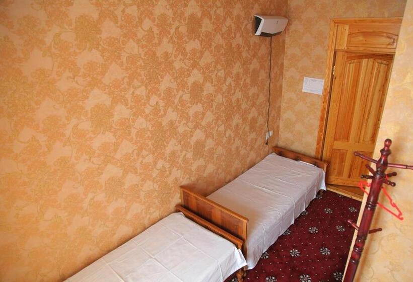 اتاق کلاسیک سه تخته, Hostel Gulsara